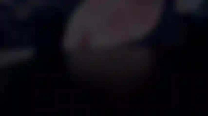 Faible pour les ongles brûlants.