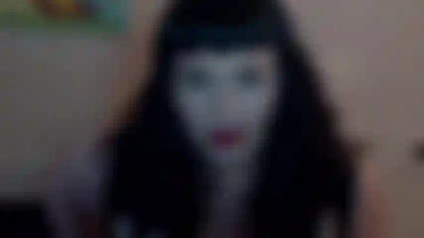 As-tu déjà été jaloux d'un objet inanimé, niché entre mes 40 dd seins ? Je suis si cruelle de te faire ça alors que vous êtes tous enfermés. Mais j'aime faire ce que j'aime !