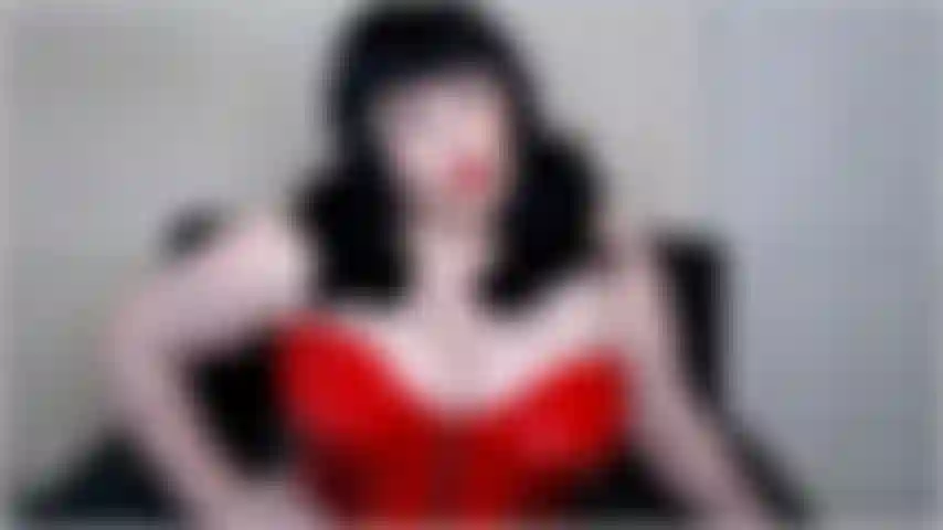 Miss déviante vous donne un bref répit de votre cage de chasteté, mais juste assez longtemps pour jouer à un nouveau jeu - et un nouveau jeu diabolique !