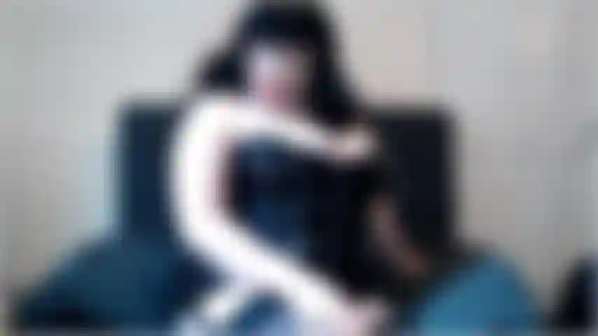 Sors ta bite et caresse-la pour moi. Caresse-le pour moi pendant que je caresse ma bite. Caresse-la pendant que je te dis comment je veux que tu me suces la bite.