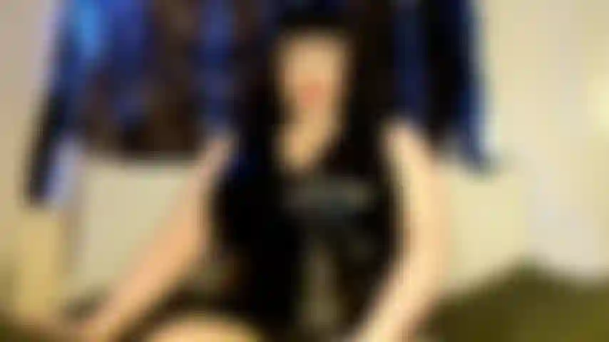 Roule les couilles pour détruire la bite en décembre.