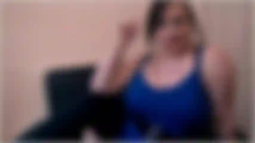 Mademoiselle déviante vous fait patienter. Est-ce que ma petite bite pathétique est excitée? Ne vous inquiétez pas. Je te laisse caresser aujourd'hui. Mais tu vas faire plus qu'un avc. Tu vas faire tout ce que je te dis de faire.