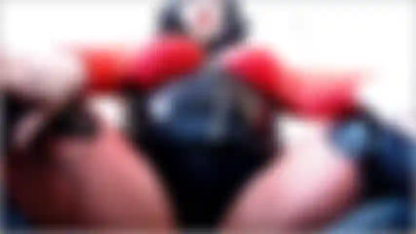 Miss déviante vous rappelle que vous êtes toujours enfermée et que vous le resterez tout le mois d'octobre. Mais elle te taquine et te refuse la chatte en même temps !