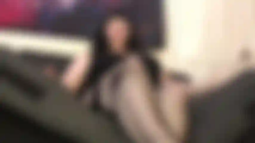 Les petites bites méritent les pieds moites.