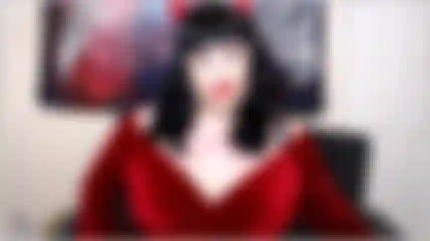 C'est peut-être en novembre, mais miss deviant n'est pas encore tout à fait prête à vous déverrouiller et à vous sortir du locktober. À la place, elle va te permettre de baiser quelque chose.