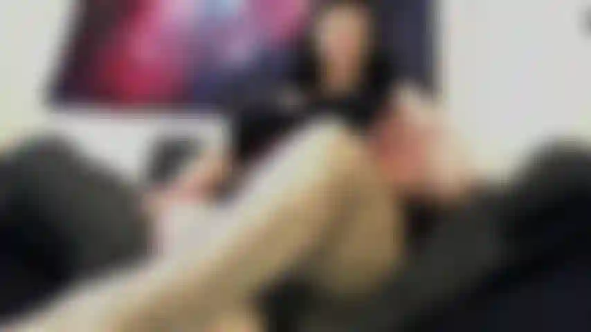 Le professeur punit le pervers des jambes.