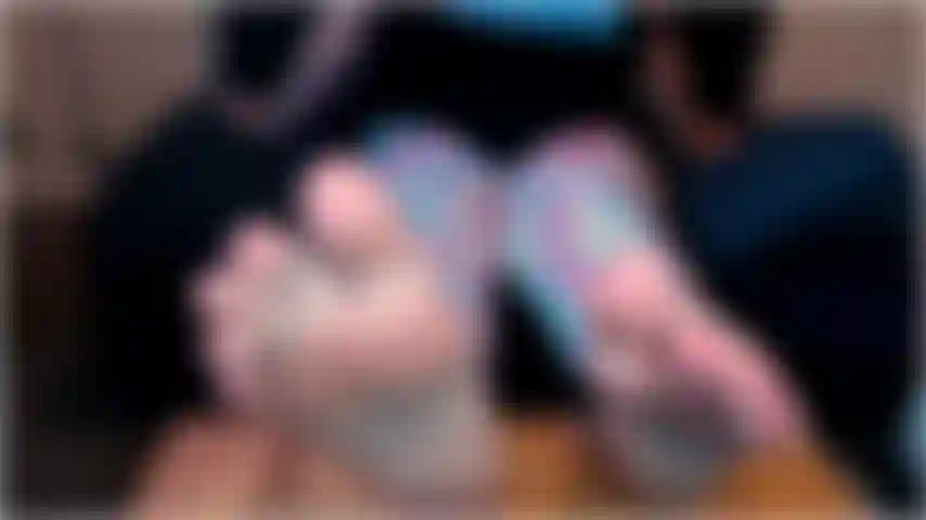 Dans ce clip torride, miss deviant utilise une astuce intelligente pour vous aider à vous sentir lécher ses pieds sexy comme si vous étiez là en personne en train de l'adorer !