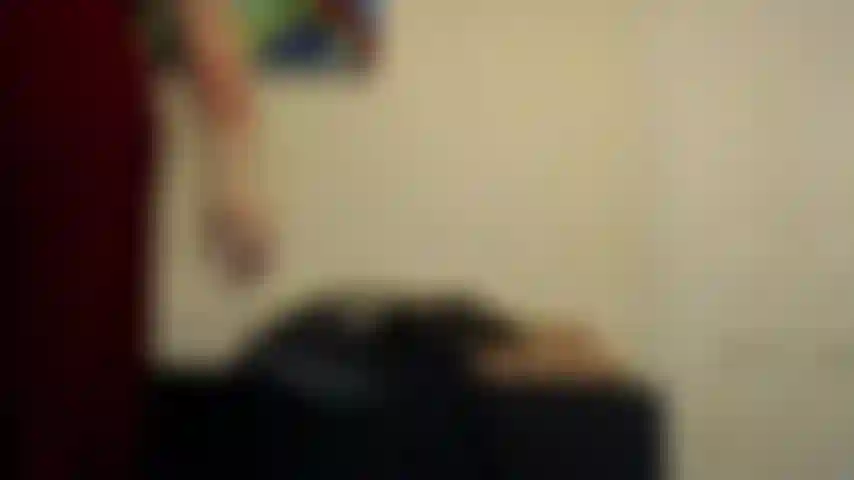 C'est un rendez-vous amoureux... C'est pour moi. Tu dois rester à la maison et imaginer toutes les façons dont j'apprécie d'être baisée par un vrai homme..