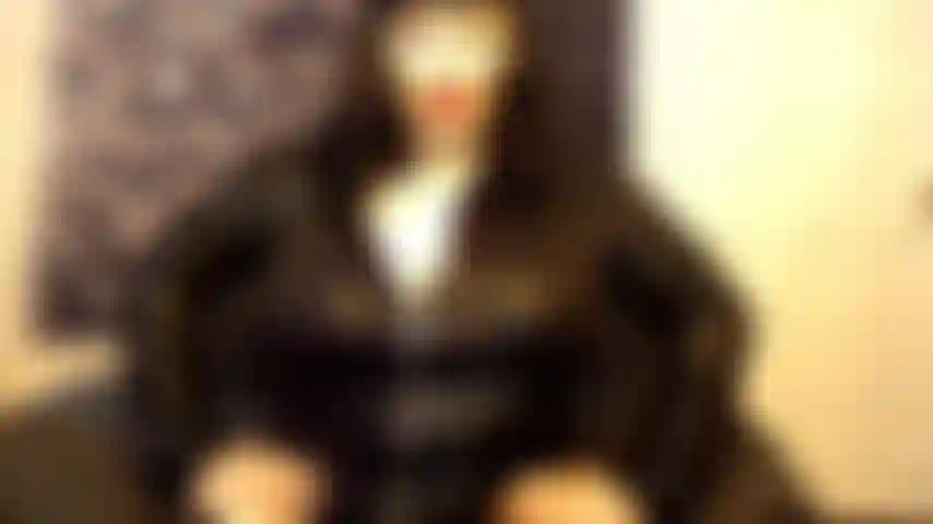 Éjacule rapidement sur mes seins.