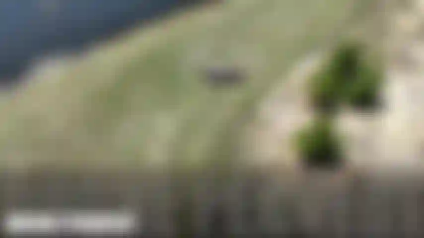 Drone pervers - c'est en quelque sorte une offre deux en un ici ! J'étais allongée près de l'étang et j'ai entendu un drone tourner en cercle. J'ai fait ce que n'importe qui ferait et j'ai mis en scène un petit spectacle de tease que j'ai filmé avec mon téléphone. J'ai également réussi à mettre la main sur les images de ce drone, donc non seulement vous avez la vidéo de mon téléphone où je vous tease, mais vous pouvez aussi voir le point de vue du drone !