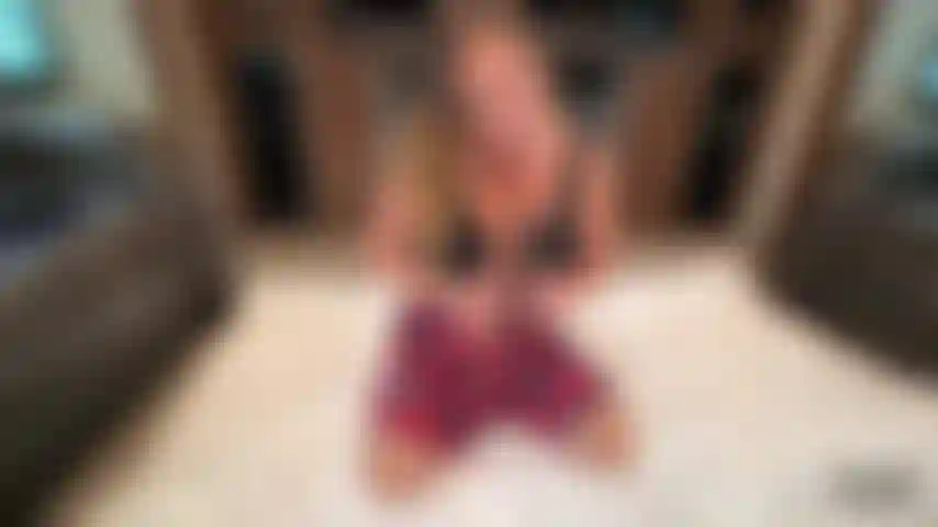Double crachat sur les seins - moi avec un jouet noir et blanc. Beaucoup de succion bavarde et de crachat qui coule sur mon corps et mes seins. À tour de rôle en train de baiser ma chatte. Baiser entre les seins. Dirty talk et une belle fin mouillée et salissante.