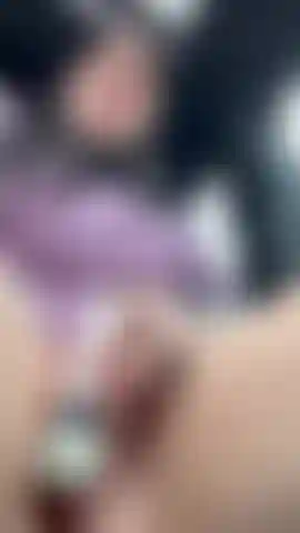 Une voiture gothique chaude et un jouet de masturbation.