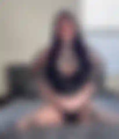 Une salope gothique chaude qui donne du joi.