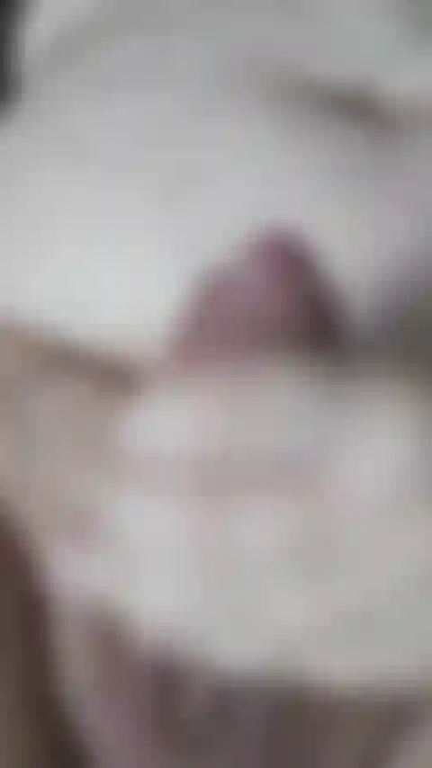 Approche-toi si près que tu peux presque goûter ma grosse bite dure et épaisse pendant que je la caresse, regarde la boule de pré-éjaculation sur le bout de ma bite.