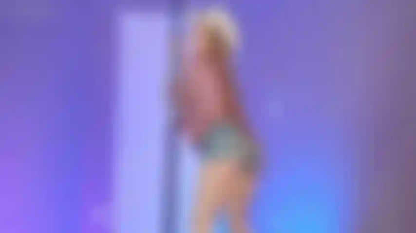 Fille de campagne qui danse à la barre.