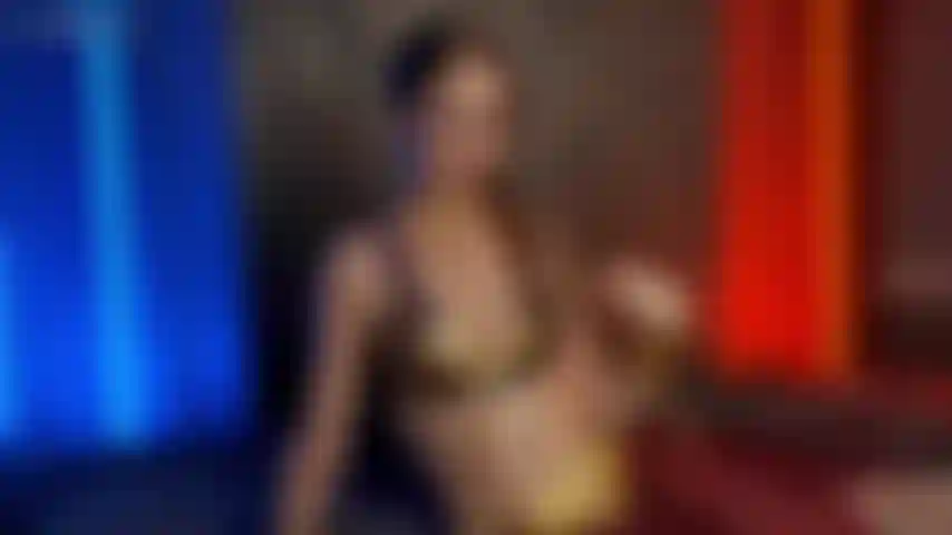 Slave leia prend un énorme gode qui gicle.