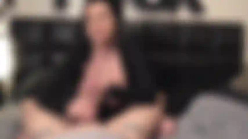 Utilisant une vraie bite pour caresser, je vous donne les instructions de branlette les plus chaudes avec un compte à rebours de sperme à la fin pour vider ces couilles pour moi.