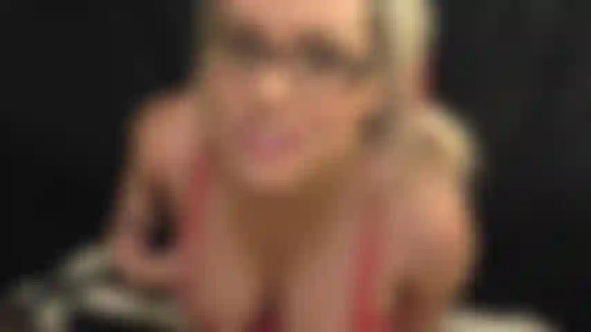 Secrétaire coquine se fait baiser les seins.