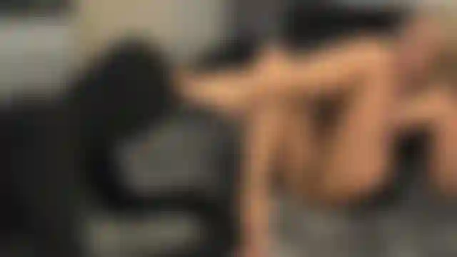 Appelant tous les esclaves des pieds, c'est ce que fait une bonne chienne aux pieds. Je lui fais caresser et vénérer mes orteils parfaits puis jouir dessus et nettoyer le gâchis comme un bon adorateur des pieds.