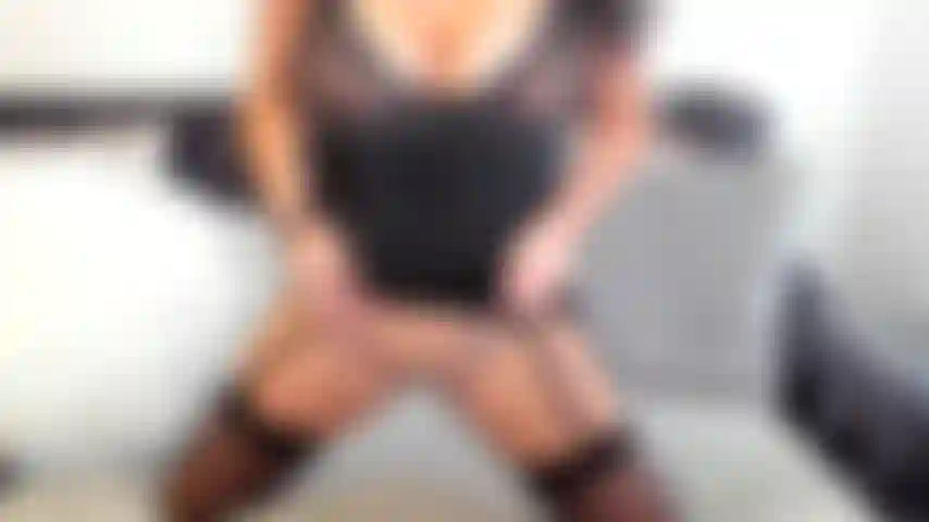 Regarde-moi jouir avec plaisir en portant une paire de bas sexy et un porte-jarretelles.