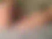 Regarde-moi m'allonger et utiliser mon jouet hitachi noir préféré pour me faire jouir.