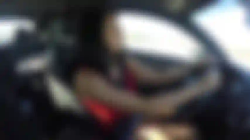 Ma vidéo de nudité publique la plus chaude à ce jour. Un ami filme pendant que je conduis et que je me mets les seins nus, puis je m'arrête et me fais jouir à l'extérieur de la voiture en sachant que quelqu'un pourrait m'attraper!