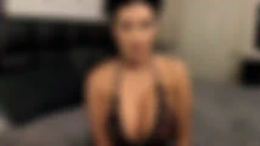 Portant des bas résille et des talons sexy, vous ne pouvez pas vous empêcher de vouloir m'adorer. Je sais que mes jambes, mes orteils, mes pieds, mes bas et mes talons te rendent si faible.