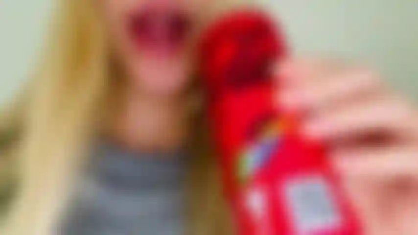 Je rote avec du soda (rot) pas de nudité.