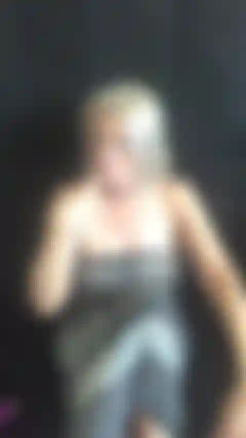 Miss moon se frotte la chatte.