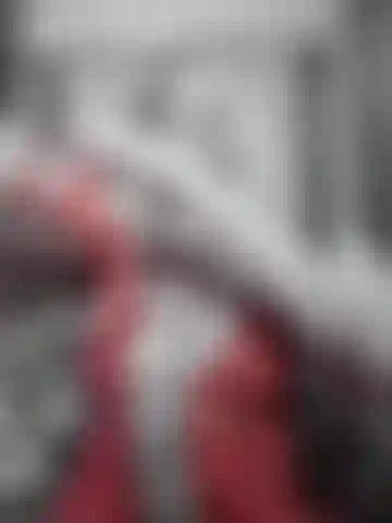 Un gode branlant dans des gants de soie rouge.