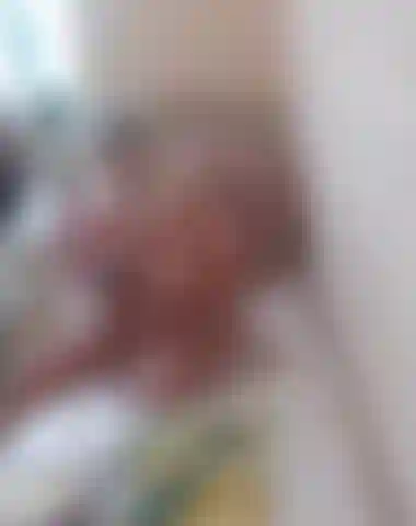 Voyuer cam me regarde lire, remuer les pieds et exposer la chatte.