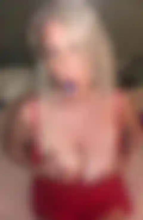 Miss moon frottant sa belle chatte humide pour vous.