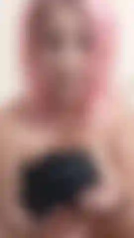 Reniflant, léchant et frottant ma culotte crémeuse.