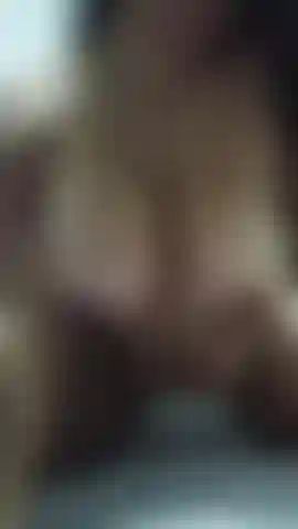 100% Réel, brut et amateur, filmé directement depuis ma chambre avec mon téléphone. Profitez d'un incroyable angle pov juste sous mes lourds seins nus pendant que je suis à quatre pattes, haletante et gémissante. Rapide, réel et extrêmement chaud ! 🙈.
