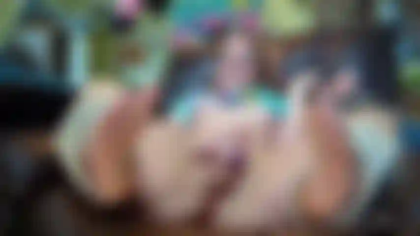 Pieds et bite chauffe-jambes orgasme.