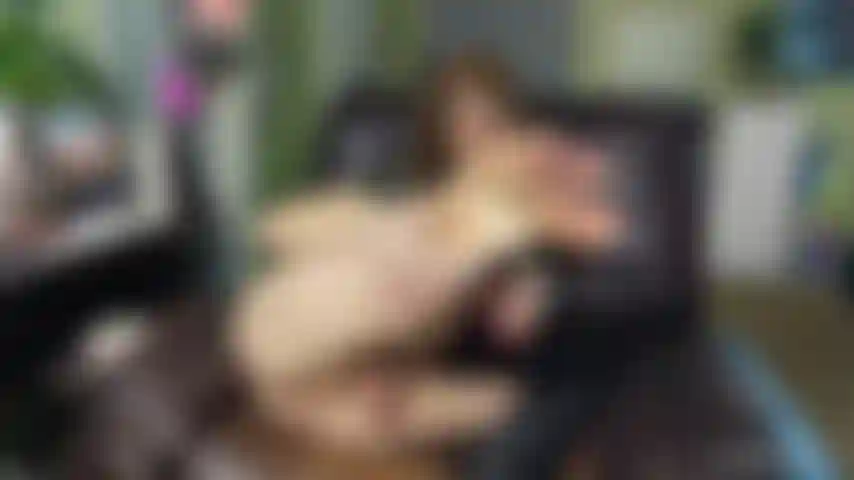 Exhibant son trou du cul et ses pieds sous les nouveaux projecteurs.