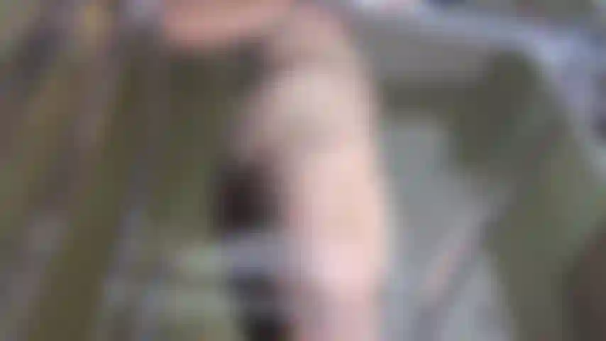 Un connard huilé qui adore à travers cette chaise mdr.