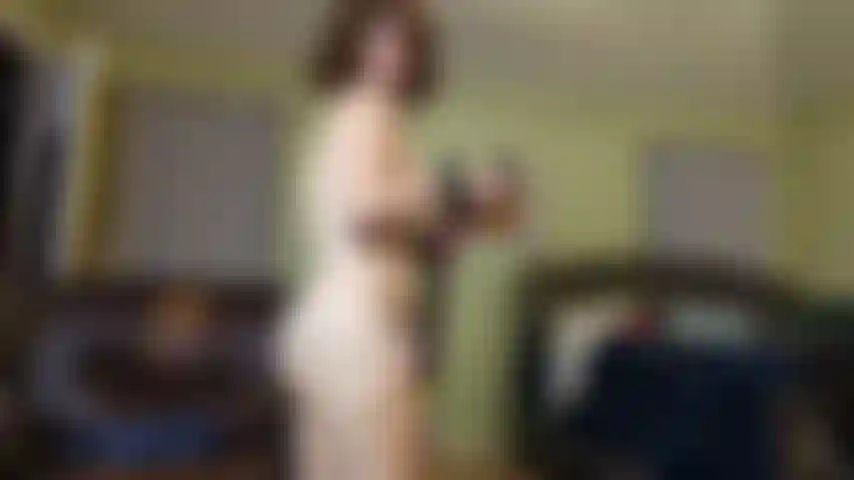 Je me fouette le cul jusqu'à ce qu'il devienne rouge, montrant mon connard.