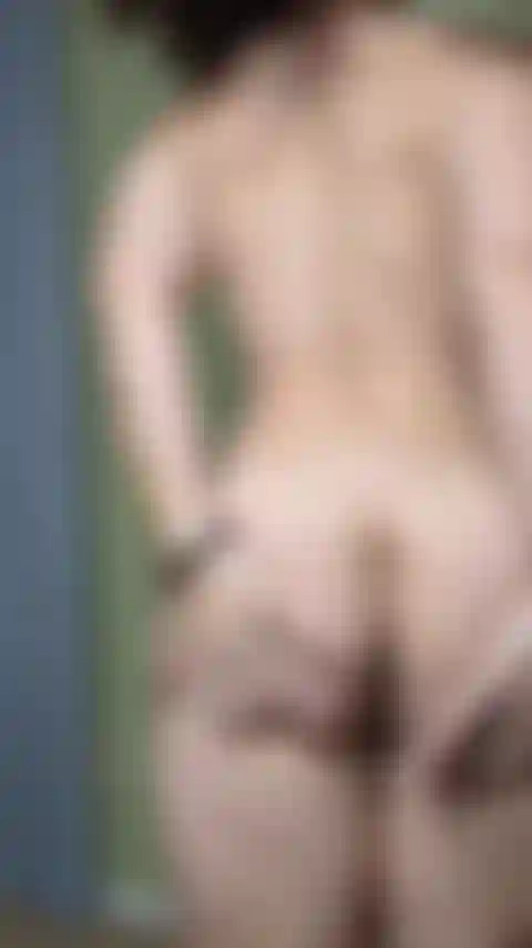 Je lance ma bite et je montre mon trou du cul.