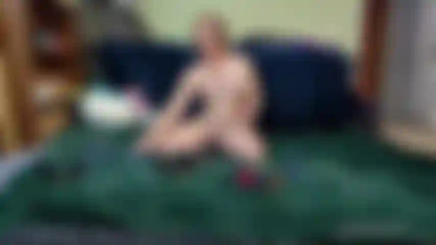 Une cagoule, ligotée, en lutte contre l'orgasme.