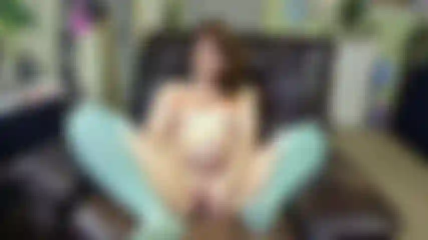 Je me branle jusqu'à l'orgasme avec un plug-in.