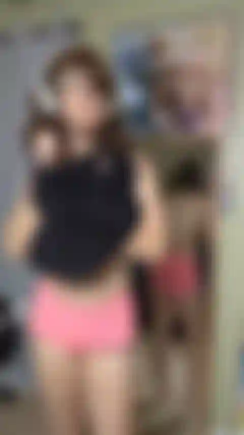 Fais tourner ma bite et je montre mon trou du cul.