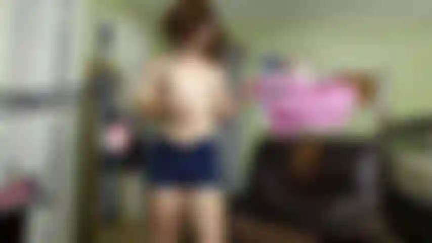 Je baise un gode par terre pour toi.