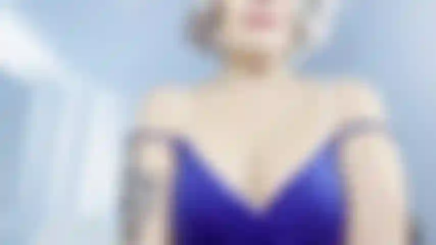 Des seins naturels de milf gilf qui bougent et rebondissent.