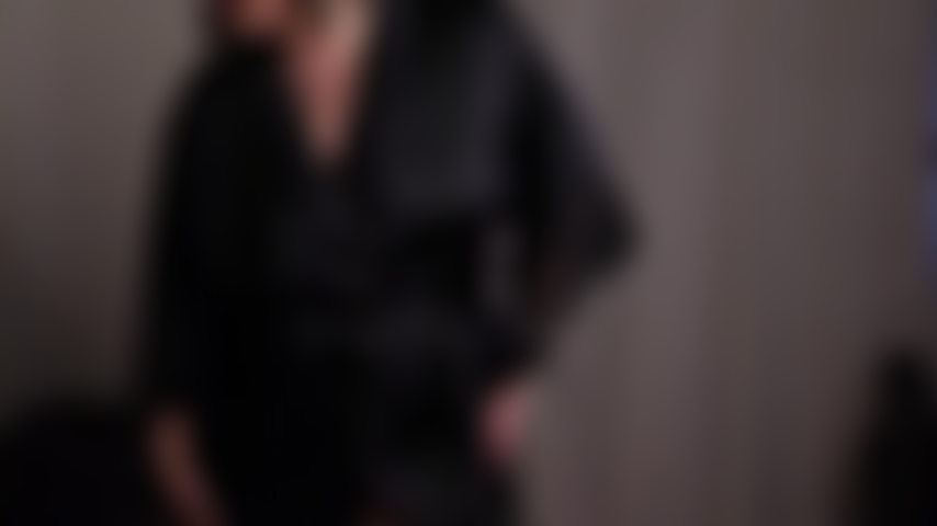 Une femme mature avec un gros cul, un buisson poilu et des jeux d'huile.