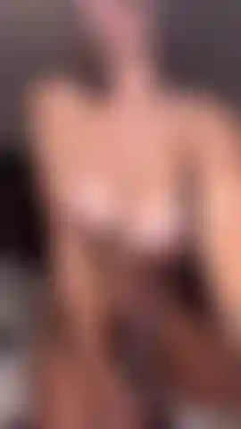 Regardez-moi gicler du lait partout sur mon gode bbc et le laisser baiser mes seins.