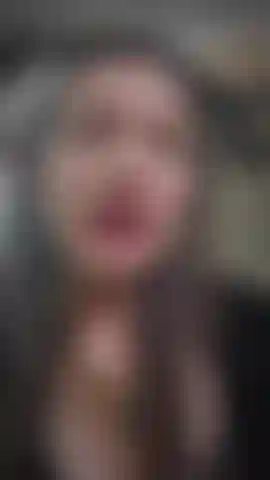 Une succube vampire qui taquine la bouche et la langue