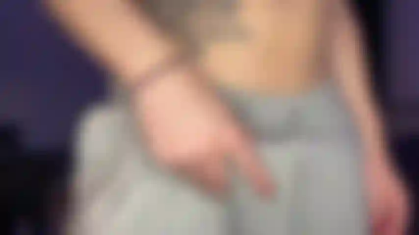 Un pantalon de survêtement tgirl [éjaculation en gros plan extrême 4k].