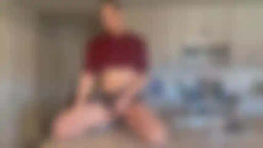 Anal sur le comptoir de la cuisine avec un jouet.