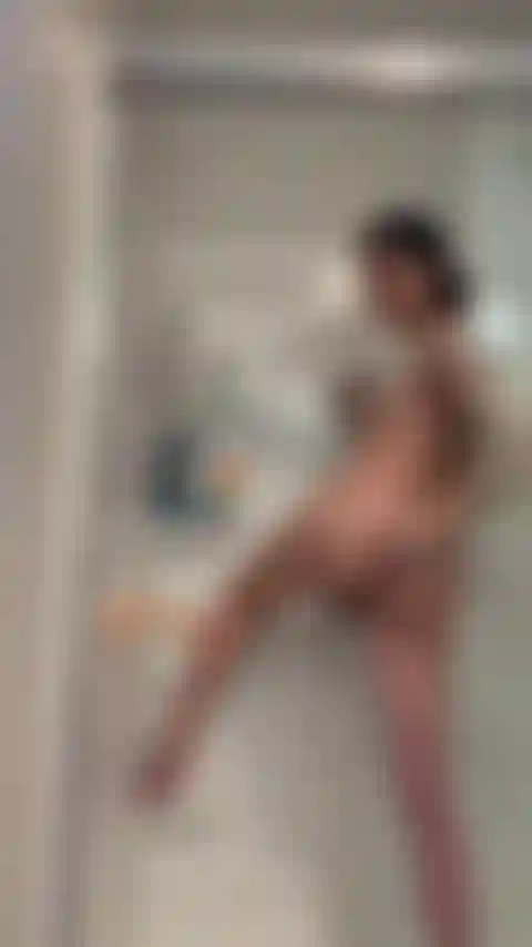 Être coquine sous la douche.